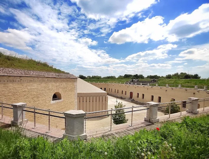 Fort Csillag, Hungary